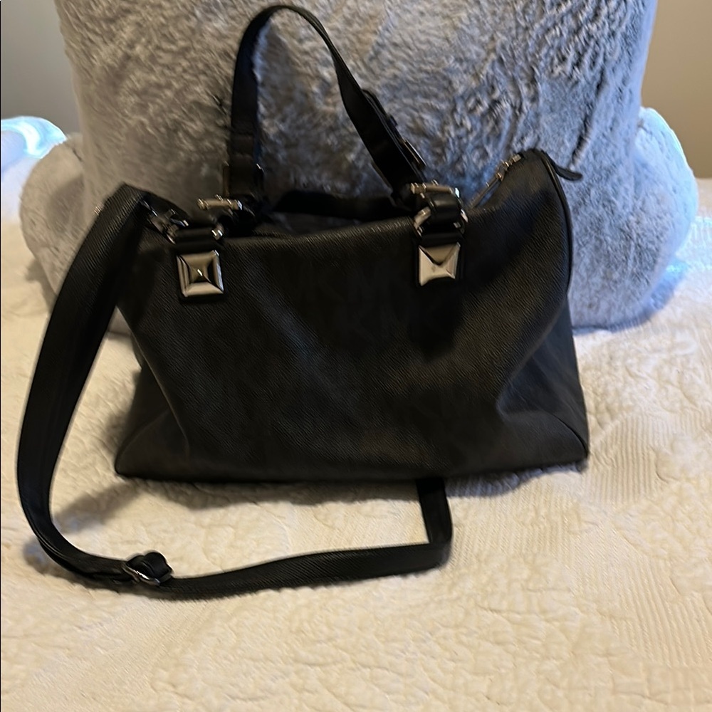Shoulder Bags in Black with Spacious Interior and Adjustable Strap